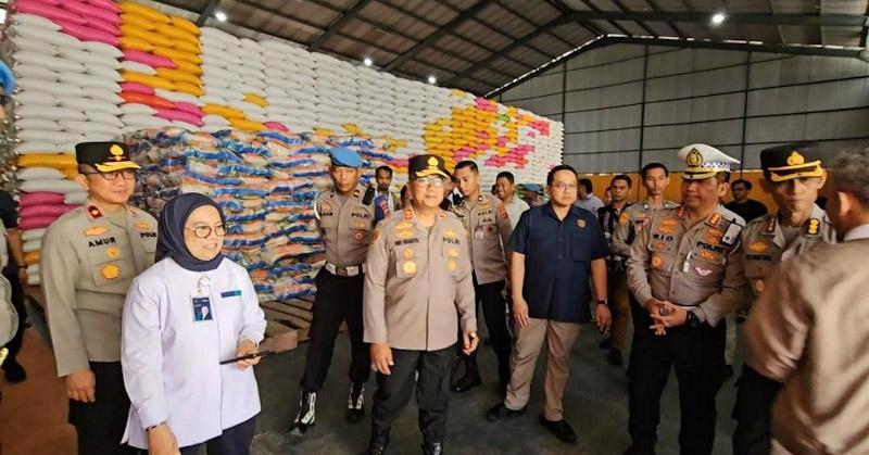 Kapolda Sultra Pantau Langsung Ketersediaan Beras di Gudang Bulog