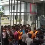 Ratusan Mahasiswa Segel Kantor DPRD Sultra, Tolak Revisi UU TNI 2025