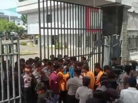 Ratusan Mahasiswa Segel Kantor DPRD Sultra, Tolak Revisi UU TNI 2025
