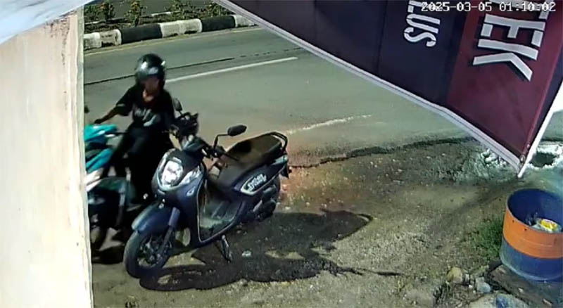 Detik-Detik Pria di Kolaka Mencuri Tas Berisikan Uang Dan Handphone Milik Warga