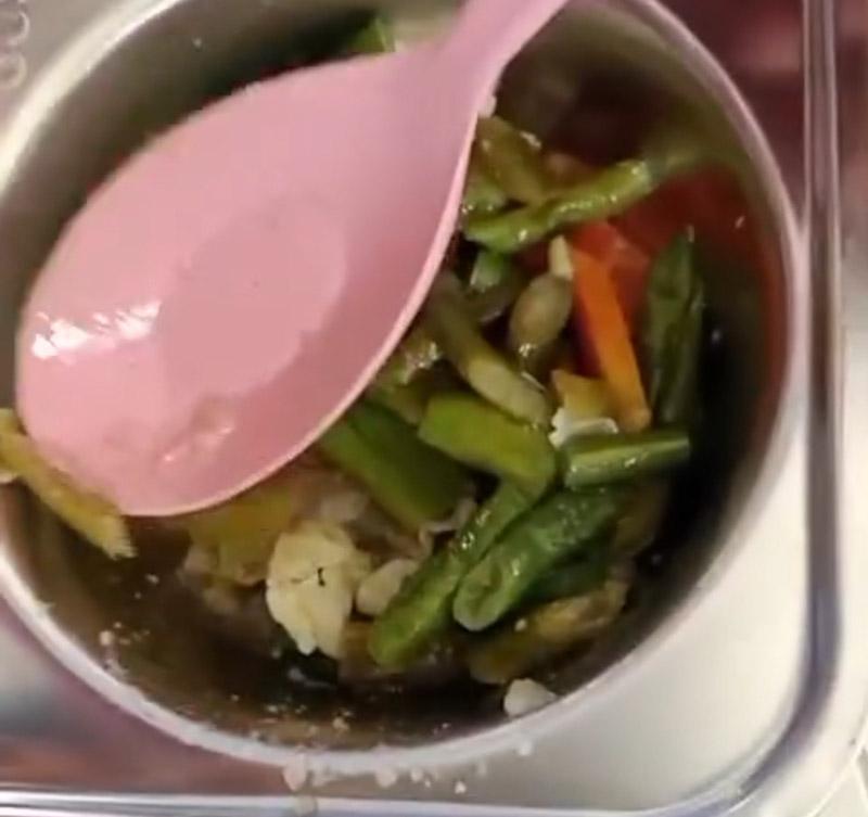 Viral! Ulat Ditemukan di Menu Makan Gratis Sekolah di Muna Barat