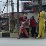 Viral! Dua Emak-Emak Adu Jambak di Lampu Merah Ranomeeto Gegara Rebutan Lahan Mangkal