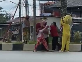 Viral! Dua Emak-Emak Adu Jambak di Lampu Merah Ranomeeto Gegara Rebutan Lahan Mangkal
