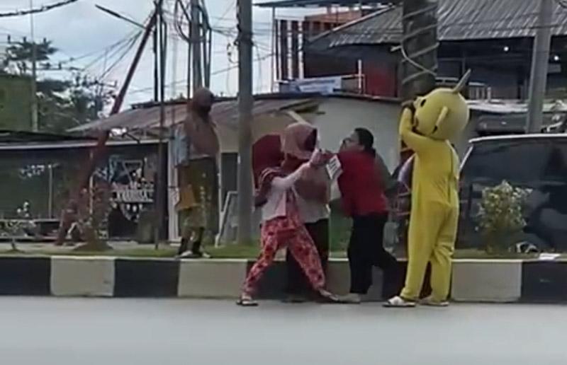 Viral! Dua Emak-Emak Adu Jambak di Lampu Merah Ranomeeto Gegara Rebutan Lahan Mangkal