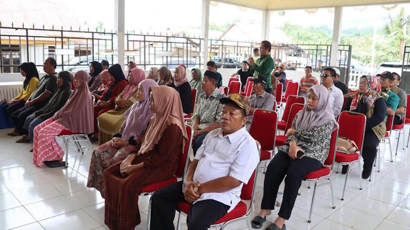 Usai Pimpinan Upacara Hardiknas, Bupati Konut Bersama Kapolres, Dandim Salurkan Bantuan Kepada Korban Kebakaran di Punggomosi
