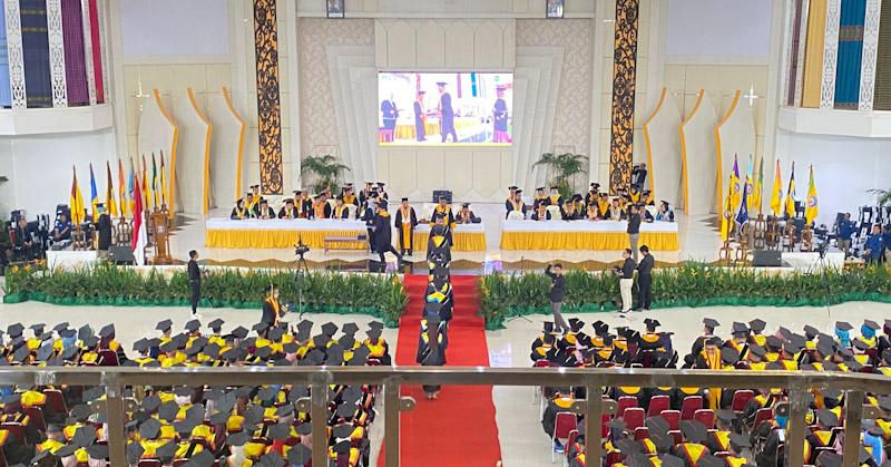 Rektor UHO Pimpin Wisuda Terakhir, 3.134 Mahasiswa Resmi Dikukuhkan