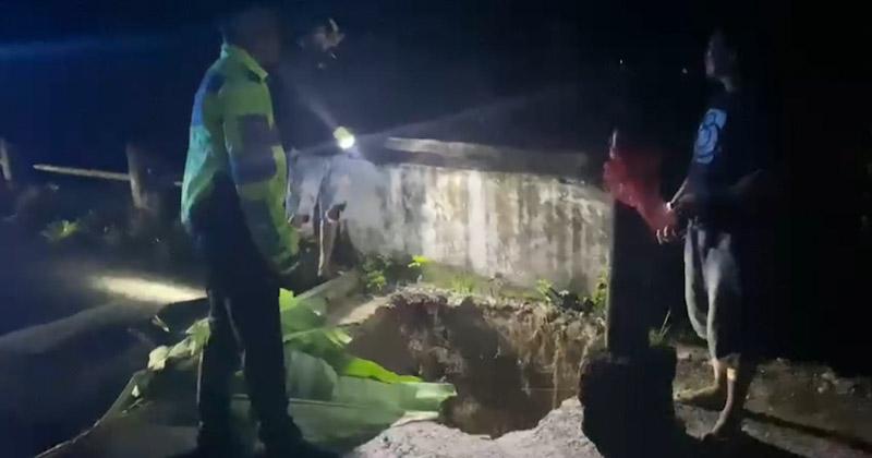 Jembatan Jalan Poros Kendari-Andoolo di Desa Lerepako Longsor