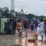 Dump Truck Terguling di Depan Puskesmas Wonua Mandara, Tumpahan CPO Genangi Jalan