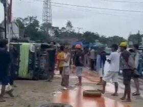 Dump Truck Terguling di Depan Puskesmas Wonua Mandara, Tumpahan CPO Genangi Jalan