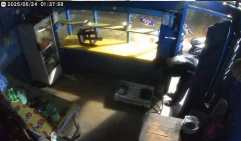 Aksi Bobol Warung di Kendari Terekam Kamera, Pelaku Gasak Kompor hingga Tabung Elpiji