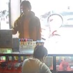 Terekam CCTV, Pria Curi Handphone Pelanggan di Sebuah Konter di Kendari