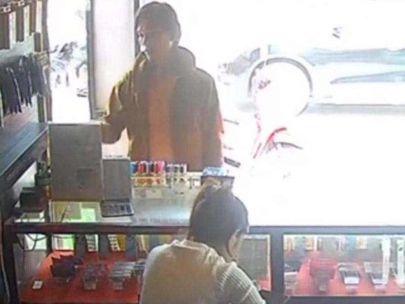 Terekam CCTV, Pria Curi Handphone Pelanggan di Sebuah Konter di Kendari