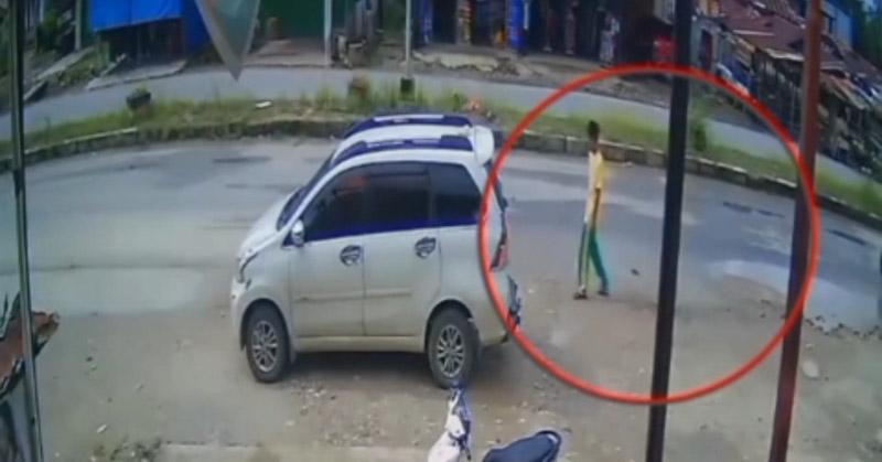 Mobil Guru Dibawa Kabur Pria Tak Dikenal di Depan Pasar Ambololi, Pelaku Terekam Kamera