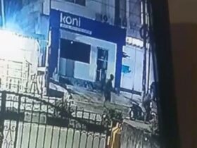 Terekam CCTV! Aksi Komplotan Pemuda Curi Rangka Lemari di Kendari