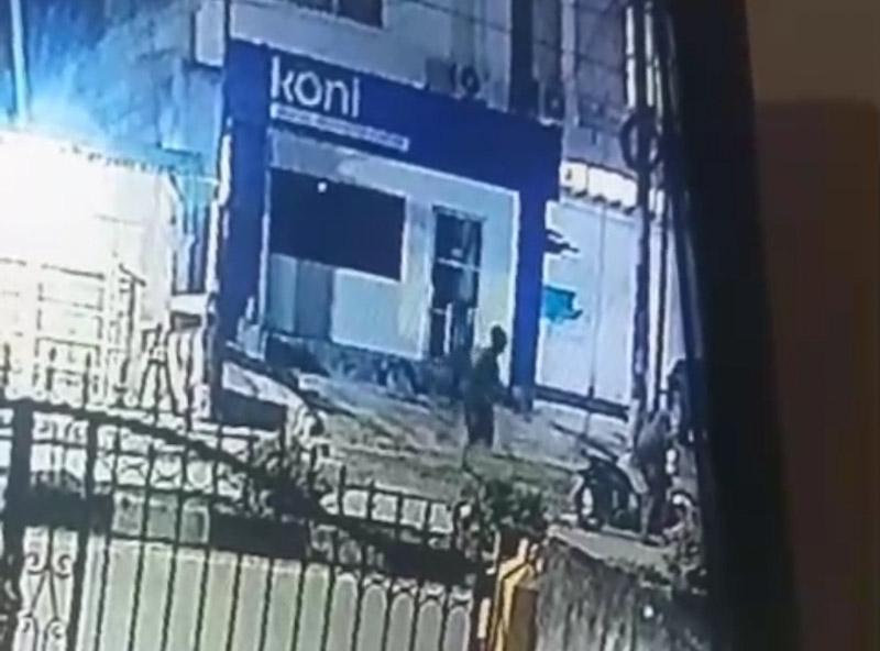 Terekam CCTV! Aksi Komplotan Pemuda Curi Rangka Lemari di Kendari