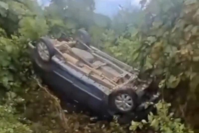 Mobil Terbalik di Tikungan Maut Perbatasan Baubau-Buton, Nyaris Masuk Jurang