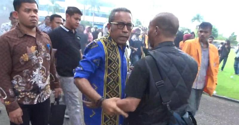 Nyaris Adu Jotos! Rektor UHO dan Dosen Cekcok Saat Demo Mahasiswa Memanas