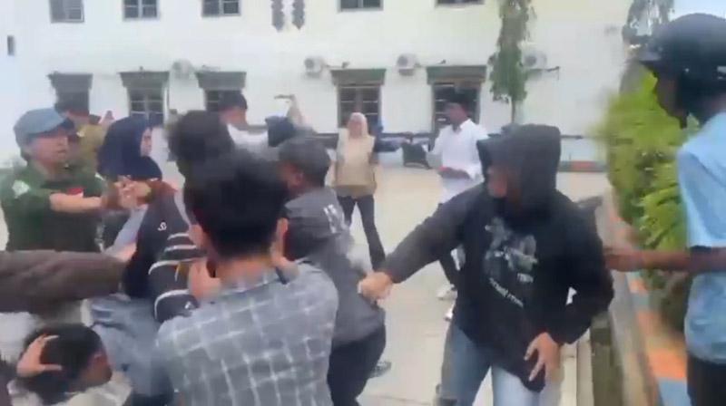 Demo Ricuh di Kantor ESDM Sultra, Pegawai dan Massa Saling Pukul, Seorang Demonstran Terluka