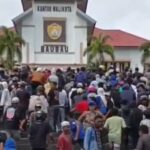 Demo Tolak Larangan Joget di Kantor Wali Kota Baubau Ricuh, Massa Aksi dan Aparat Keamanan Bentrok