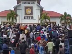 Demo Tolak Larangan Joget di Kantor Wali Kota Baubau Ricuh, Massa Aksi dan Aparat Keamanan Bentrok