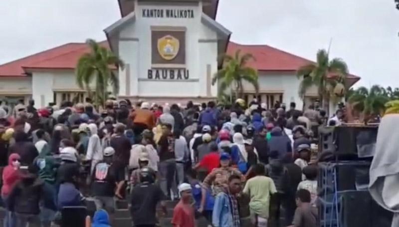 Demo Tolak Larangan Joget di Kantor Wali Kota Baubau Ricuh, Massa Aksi dan Aparat Keamanan Bentrok