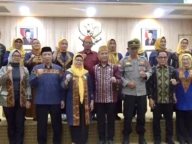 Sekda Kendari Kukuhkan Kepengurusan LAT Kendari 2025 - 2030, Tekankan Pentingnya Pelestarian Adat