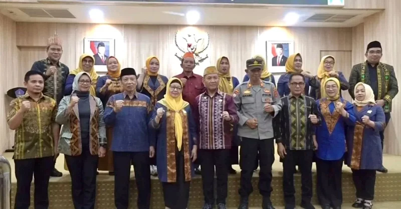 Sekda Kendari Kukuhkan Kepengurusan LAT Kendari 2025 - 2030, Tekankan Pentingnya Pelestarian Adat