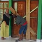 Gagal Lolos PPPK Paruh Waktu, Warga Segel Kantor Camat Sawa di Konut