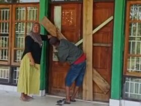 Gagal Lolos PPPK Paruh Waktu, Warga Segel Kantor Camat Sawa di Konut