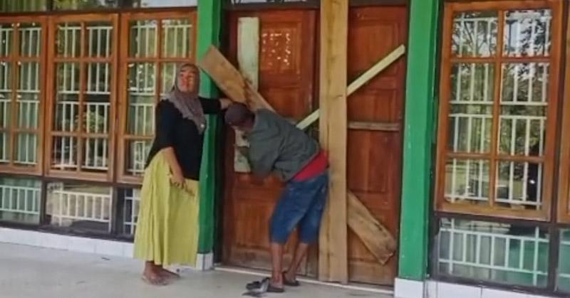 Gagal Lolos PPPK Paruh Waktu, Warga Segel Kantor Camat Sawa di Konut