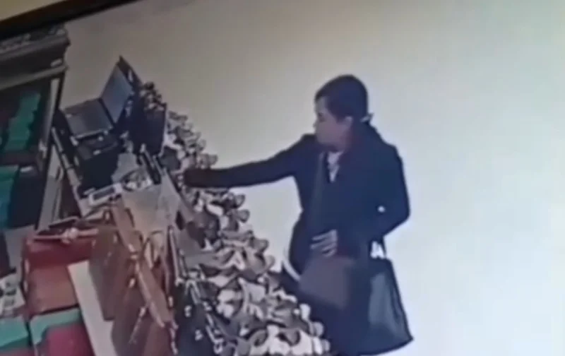 Terekam CCTV, Wanita di Kendari Gondol Dompet Buccheri dari Gerai Mall