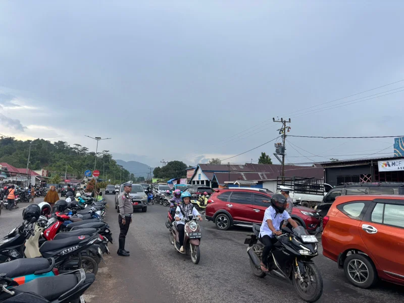 Sat Lantas Polres Konut Terus Laksanakan Penegakan Lalu Lintas dan Dikmas Lantas Hingga Menyasar Sampai ke Area Pasar