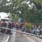 Kecelakaan Tunggal di Jalan Ahmad Yani Kendari: Mobil Hitam Terbalik Tabrak Tiang Listrik