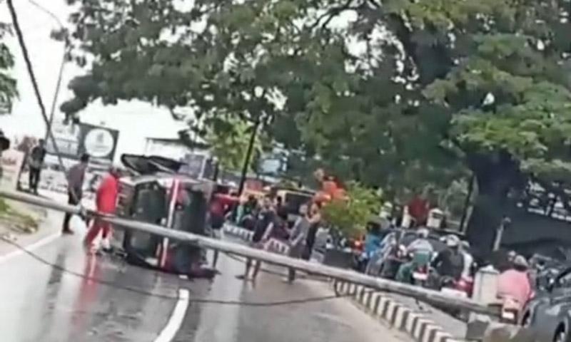 Kecelakaan Tunggal di Jalan Ahmad Yani Kendari: Mobil Hitam Terbalik Tabrak Tiang Listrik