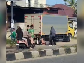 Kecelakaan di Jalan Poros Kendari-Kolaka: Wanita Pengendara Motor Tabrak Mobil Box Terparkir, Alami Luka dan Terjepit 