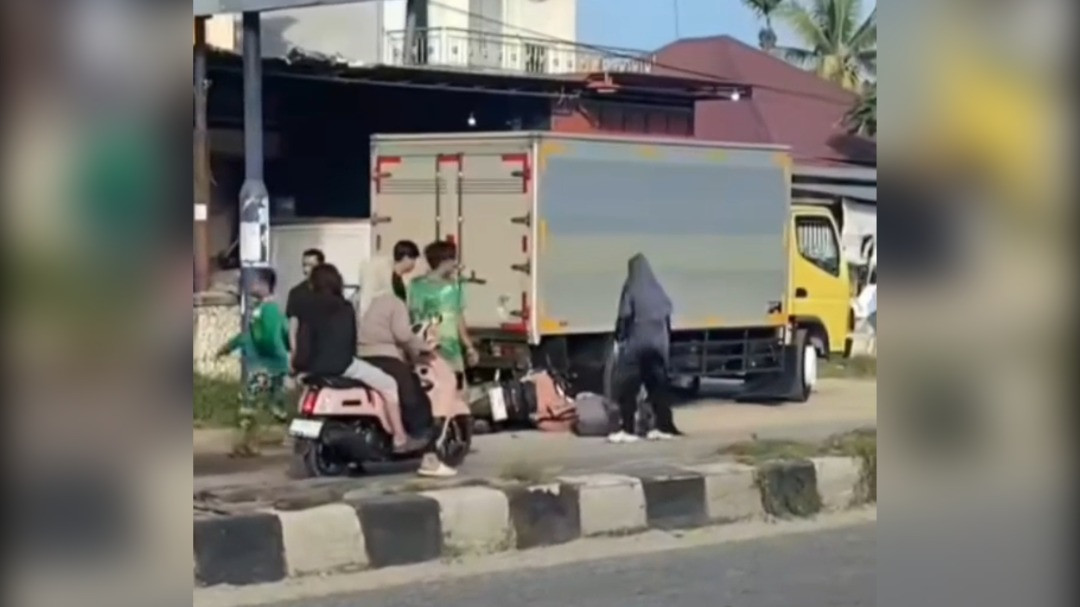 Kecelakaan di Jalan Poros Kendari-Kolaka: Wanita Pengendara Motor Tabrak Mobil Box Terparkir, Alami Luka dan Terjepit 