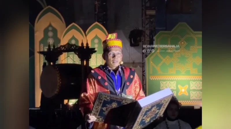 Momen Khidmat MTQ Konawe, Bupati Yusran Akbar Bacakan Ayat Suci Al-Qur’an di Kitab Berukuran Besar