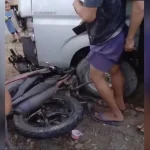 ‎Hilang Kendali di Tikungan Tajam, Mobil Pick Up Tabrak Motor Ibu dan Dua Anak di Tongauna Konawe