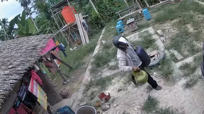 Siang Bolong Berani Gasak Solar dan Tabung Gas! Aksi Pria Berhelm di Konawe Terekam CCTV & Viral